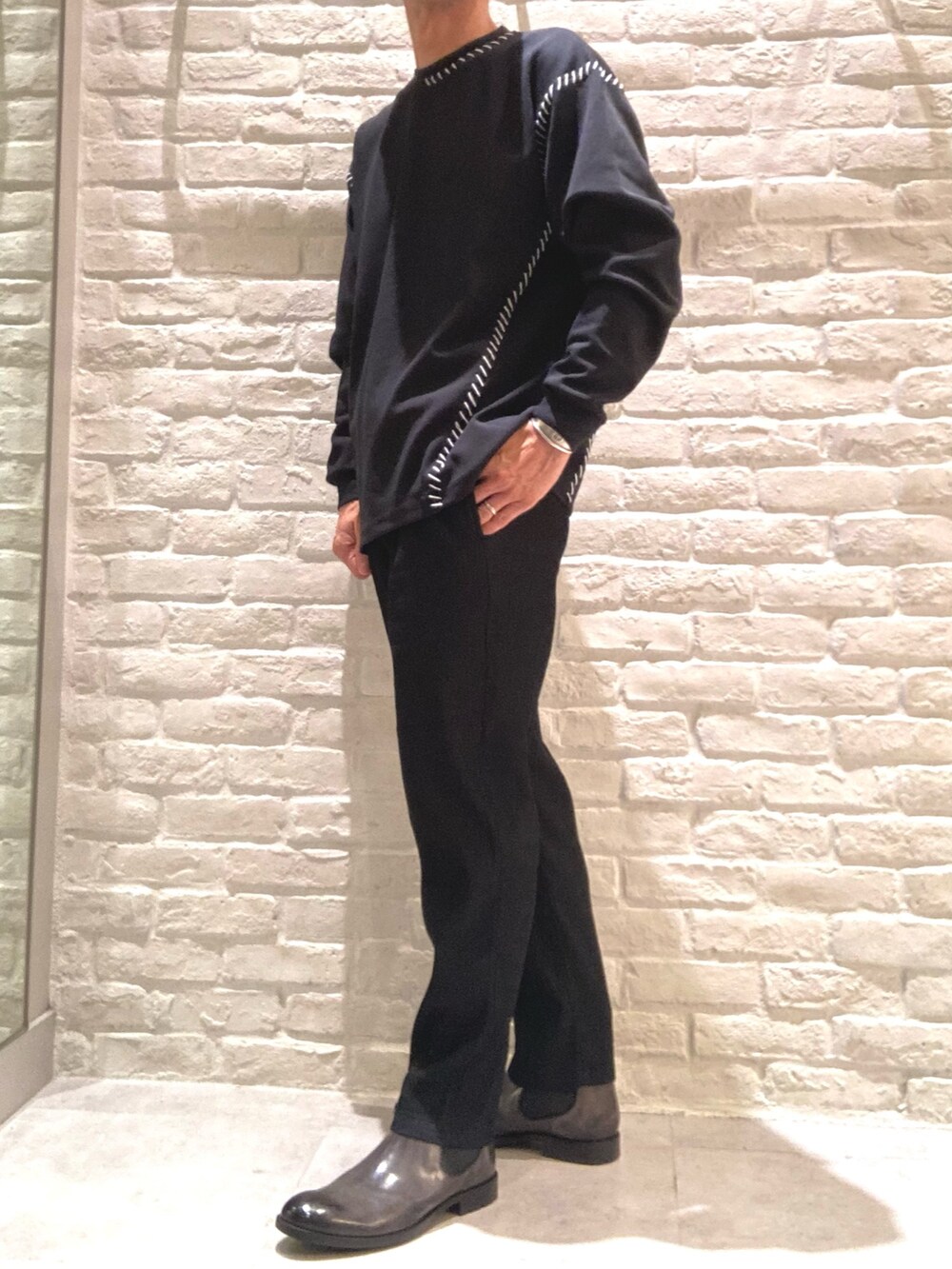 ブラック系のバックパック/リュック、グレー系のブーツを着用したメンズの秋コーディネートの3枚目の写真