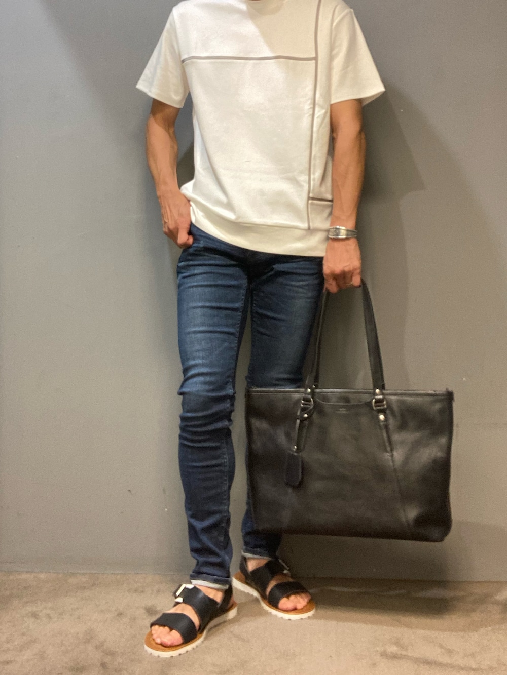 ブルー系のトートバッグ、その他のシャツ/ブラウス、ホワイト系のTシャツ/カットソーを着用したメンズの夏コーディネートの2枚目の写真