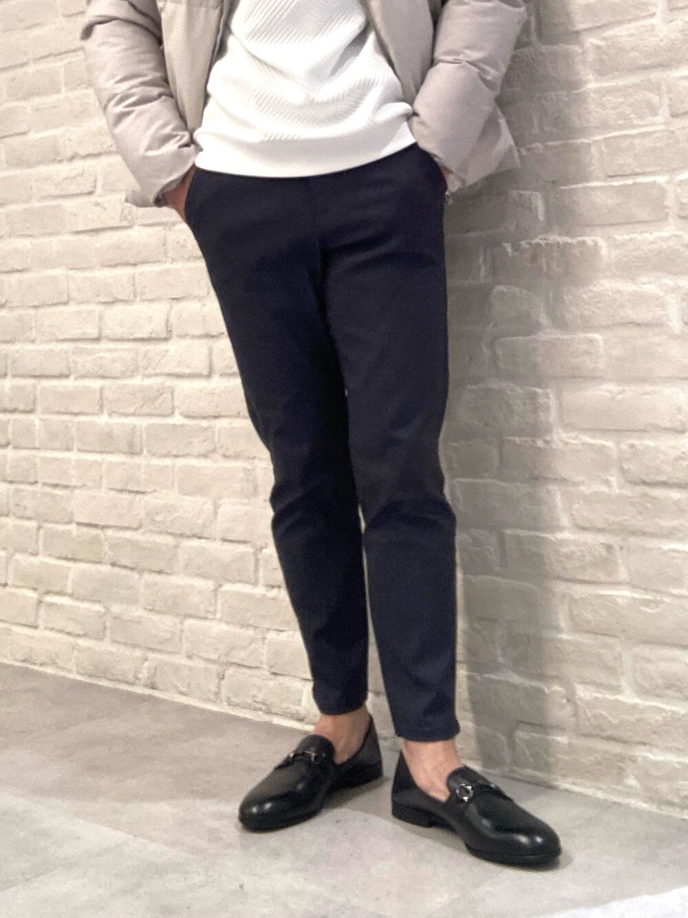 ブラック系のローファーを着用したメンズの冬コーディネートの2枚目の写真