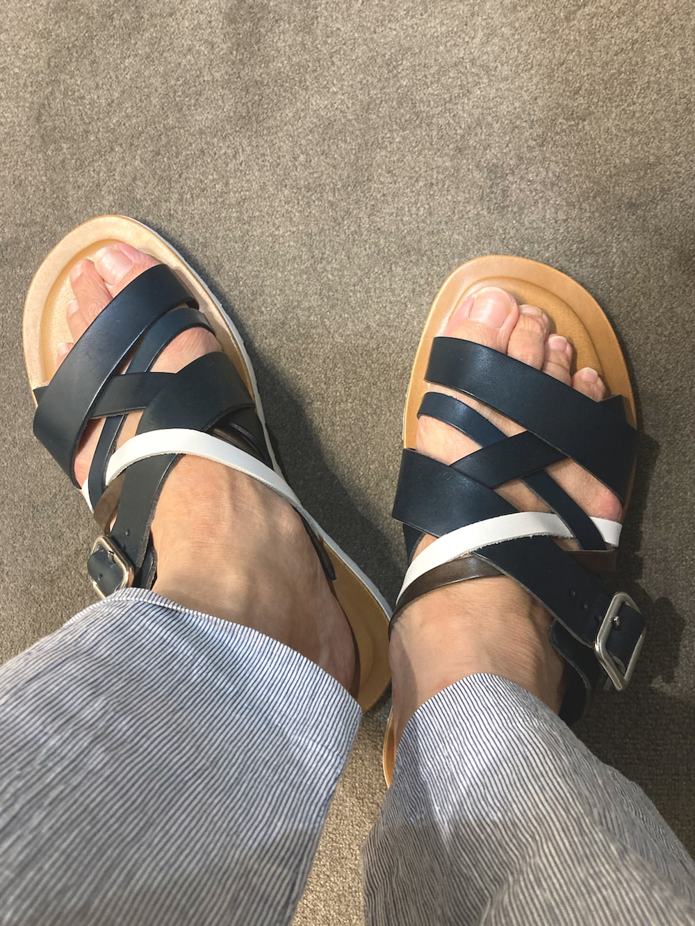 「サンダル、レザーサンダル、ホワイトコーデ、ホワイトシャツ、バンドカラーシャツ、シャツ好き集まれ、シャツスタイル、オトナカジュアル、初夏コーデ」|「5351 POUR LES HOMMESの楊柳バンドカラー 半袖シャツ(シャツ/ブラウス、ホワイト系)」を使った、nobgさん(メンズ・171cm)の夏コーディネートの3枚目の写真