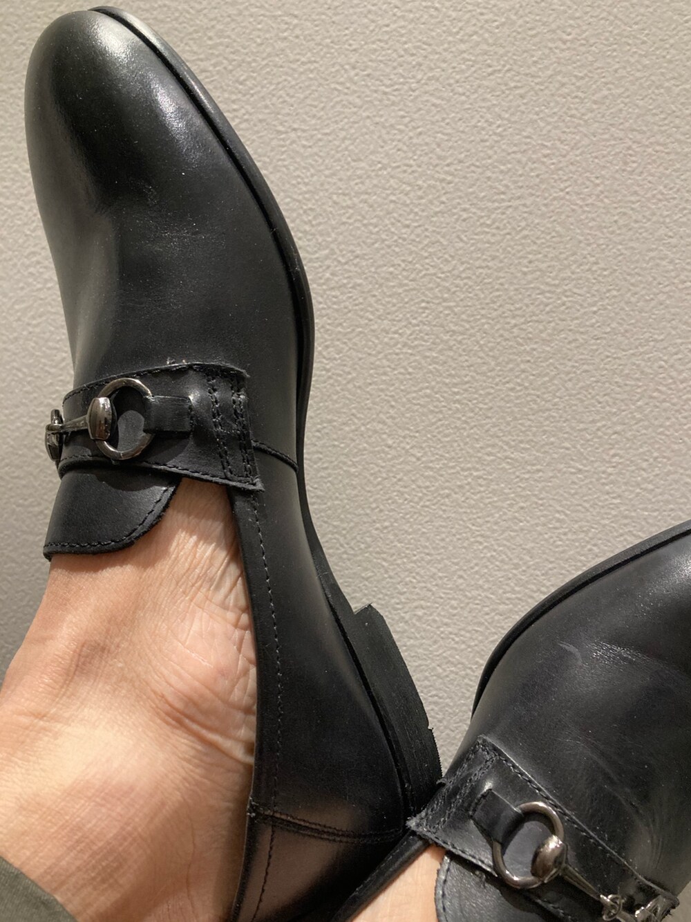 ブラック系のローファーを着用したメンズの冬コーディネートの3枚目の写真