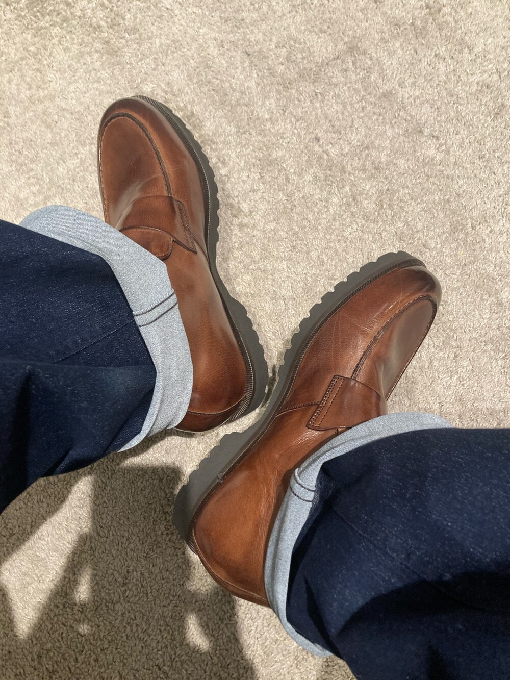 ブラック系のボディバッグ/ウエストポーチ、ブラウン系のブーツ、ブラック系のブーツを着用したメンズの冬コーディネートの3枚目の写真