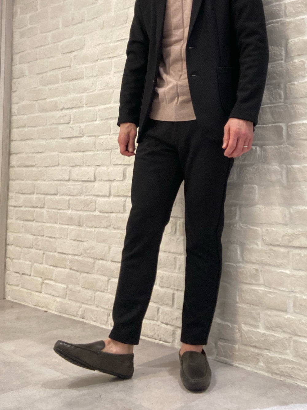 「ドライビングシューズ、革靴、レザースリッポン、アルフレッド･バニスター(alfredoBANNISTER)、セットアップスタイル、大人カジュアル、大人カジュアルコーデ、オトナカジュアル」｜「alfredoBANNISTERの【販売店舗限定】ベーシック ドライビングシューズ（スリッポン、グレー系）」を使った、nobgさん（メンズ・171cm）の冬コーディネートの2枚目の写真