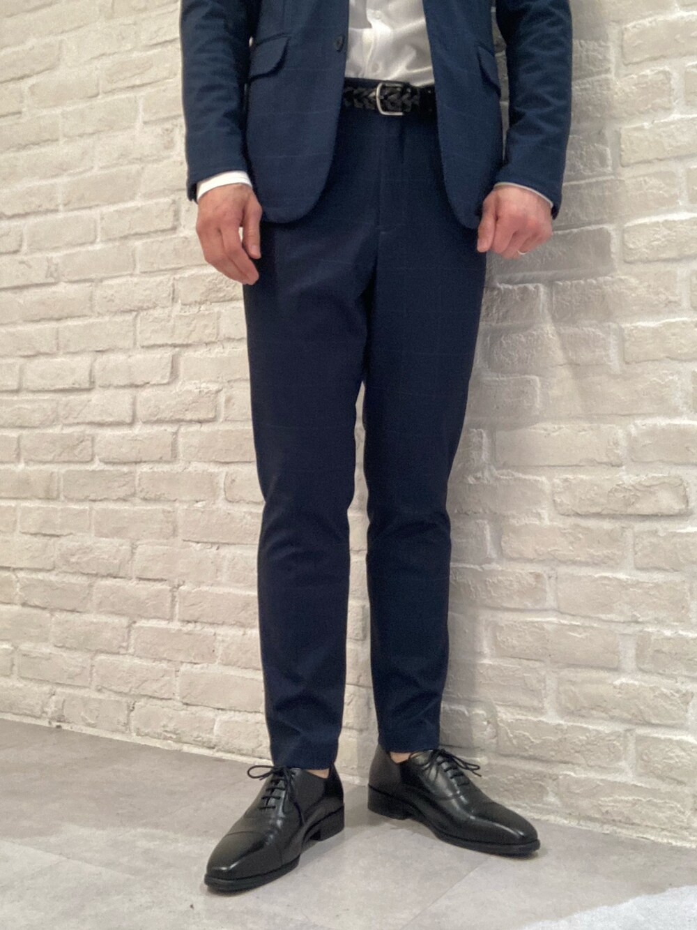 ブラック系のドレスシューズを着用したメンズの春コーディネートの3枚目の写真