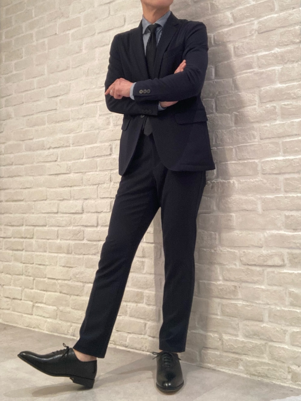 ブラック系のドレスシューズを着用したメンズの冬コーディネートの2枚目の写真