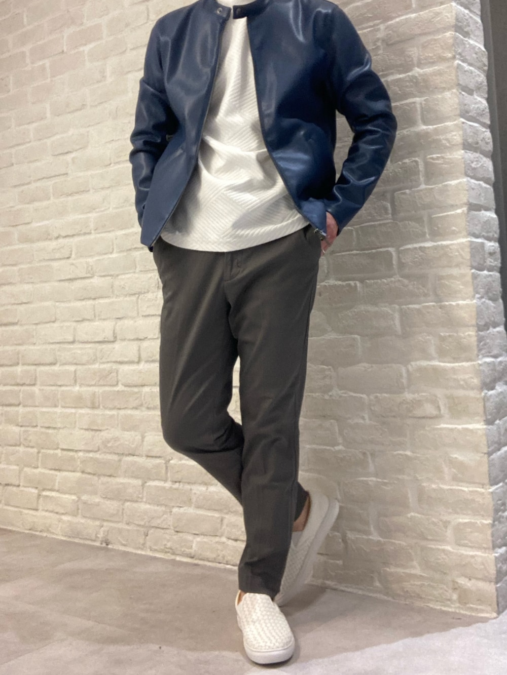 「ライダースコーデ、ホワイトスニーカー、スニーカー、スニーカーコーデ、スリッポンスニーカー、スリッポン、アルフレッド･バニスター(alfredoBANNISTER)、春コーデ、お出かけコーデ、シンプルスタイル」｜「alfredoBANNISTERの【一部店舗＋WEB限定】シャークソール クッション メッシュ スリッポン（スリッポン、ホワイト系）」を使った、nobgさん（メンズ・171cm）の春コーディネートの2枚目の写真