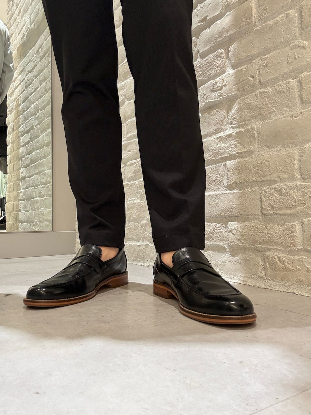 ブラック系のローファーを着用したメンズの春コーディネートの2枚目の写真