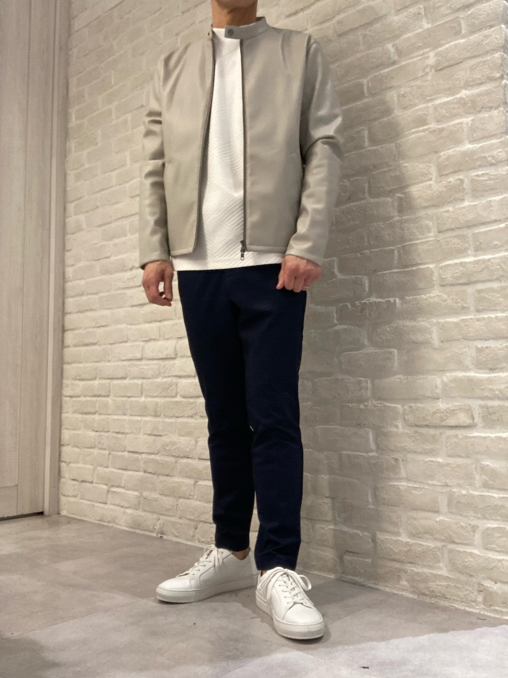 「スニーカー、スニーカーコーデ、レザースニーカー、春コーデ、春カラー、アルフレッド･バニスター(alfredoBANNISTER)、春服コーデ、大人コーデ、オトナカジュアル、メンズコーデ、シンプルスタイル、休日コーデ」｜「alfredoBANNISTERの【SHOO IN SHOE】定番 究極のベーシック オールレザースニーカー 一部店舗＋WEB限定（スニーカー、ホワイト系）」を使った、nobgさん（メンズ・171cm）の春コーディネートの2枚目の写真