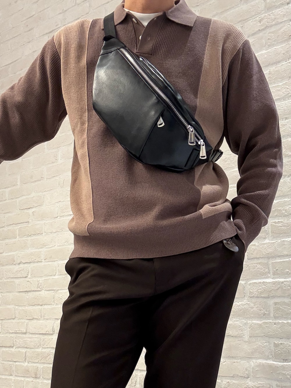 ブラック系のボディバッグ/ウエストポーチを着用したメンズの冬コーディネートの2枚目の写真