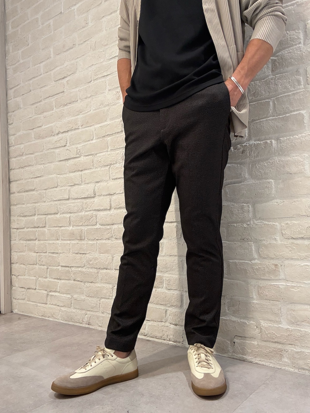 ベージュ系のスニーカーを着用したメンズの秋コーディネートの2枚目の写真