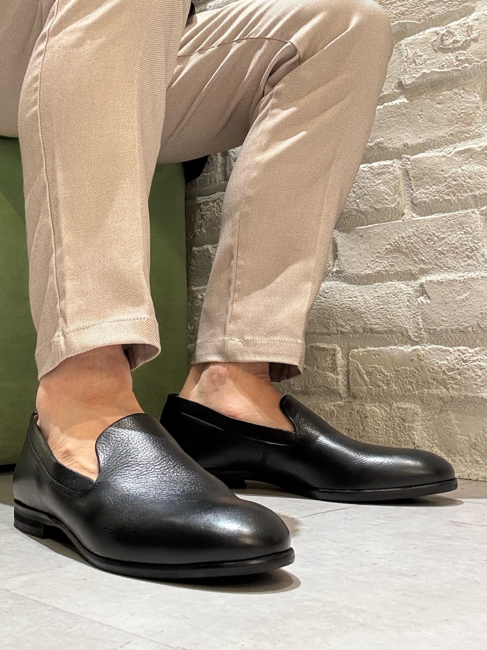 ブラック系のスリッポンを着用したメンズの春コーディネートの3枚目の写真