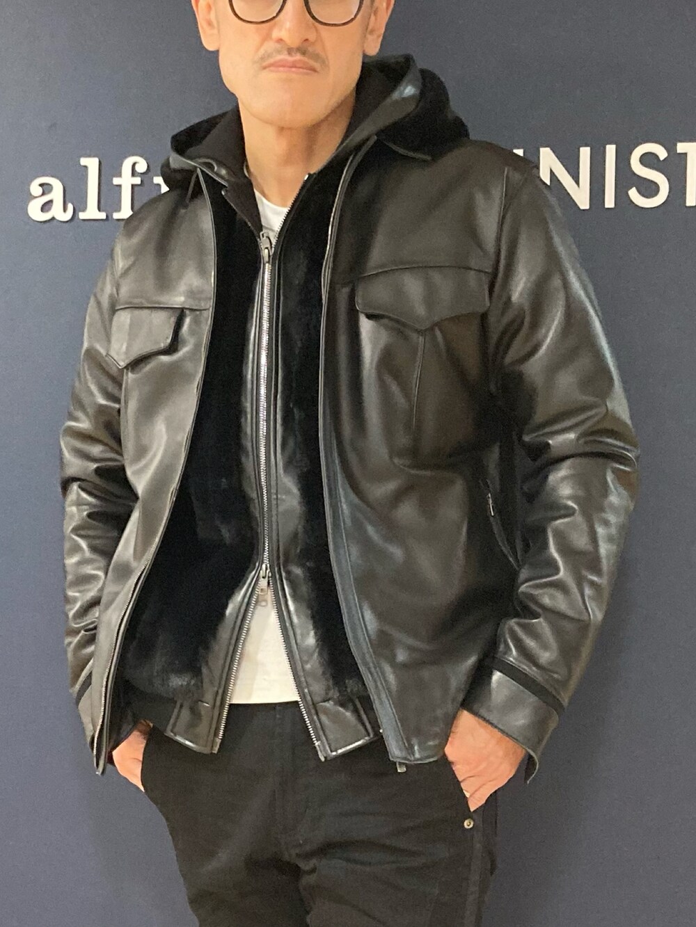 ブラック系のブルゾン、ブラック系のライダースジャケット、ブラック系のデニムパンツを着用したメンズの冬コーディネートの2枚目の写真