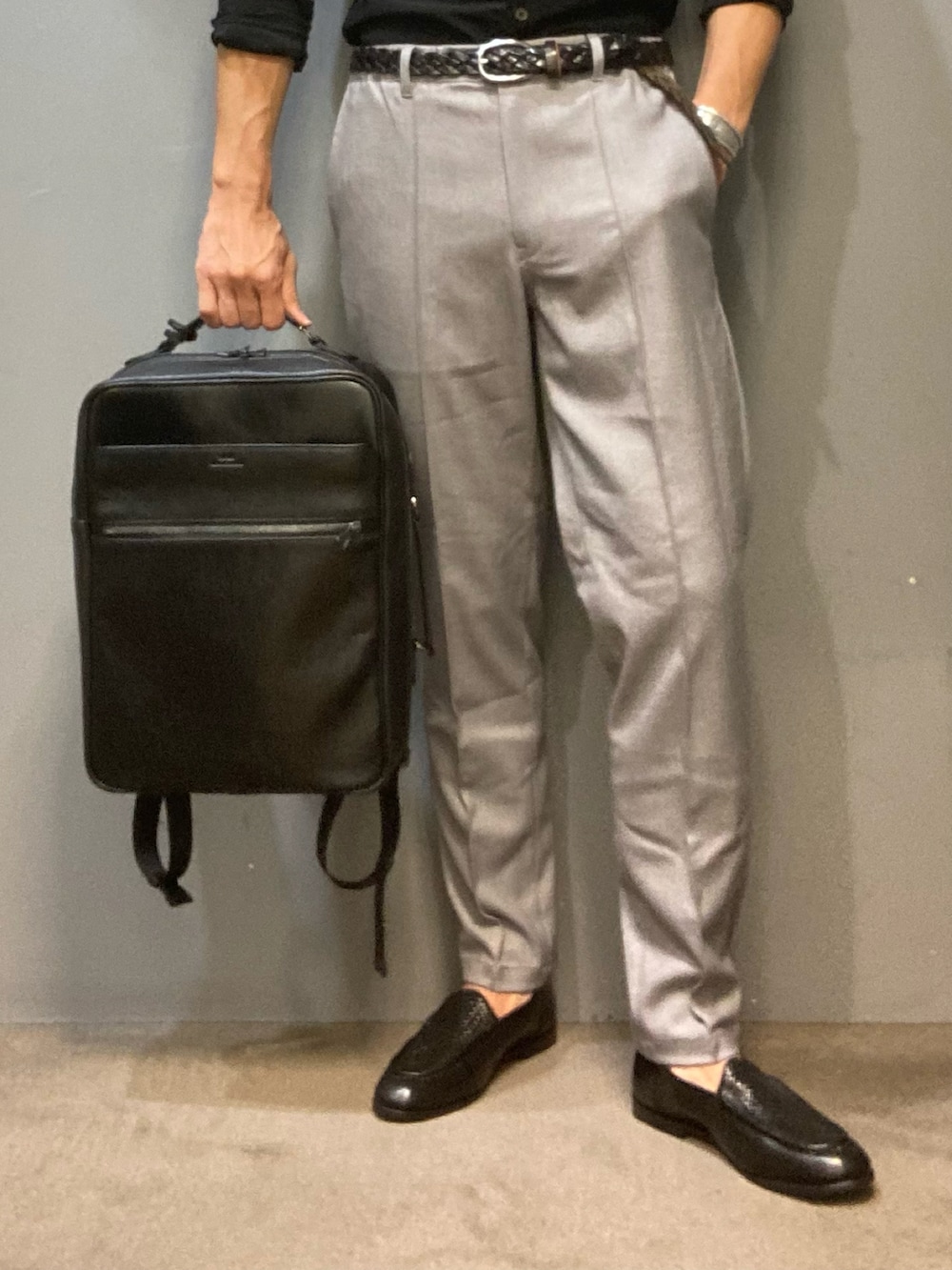 ブラック系のシャツ/ブラウス、グレー系のその他パンツ、ブラック系のバックパック/リュックを着用したメンズの夏コーディネートの2枚目の写真