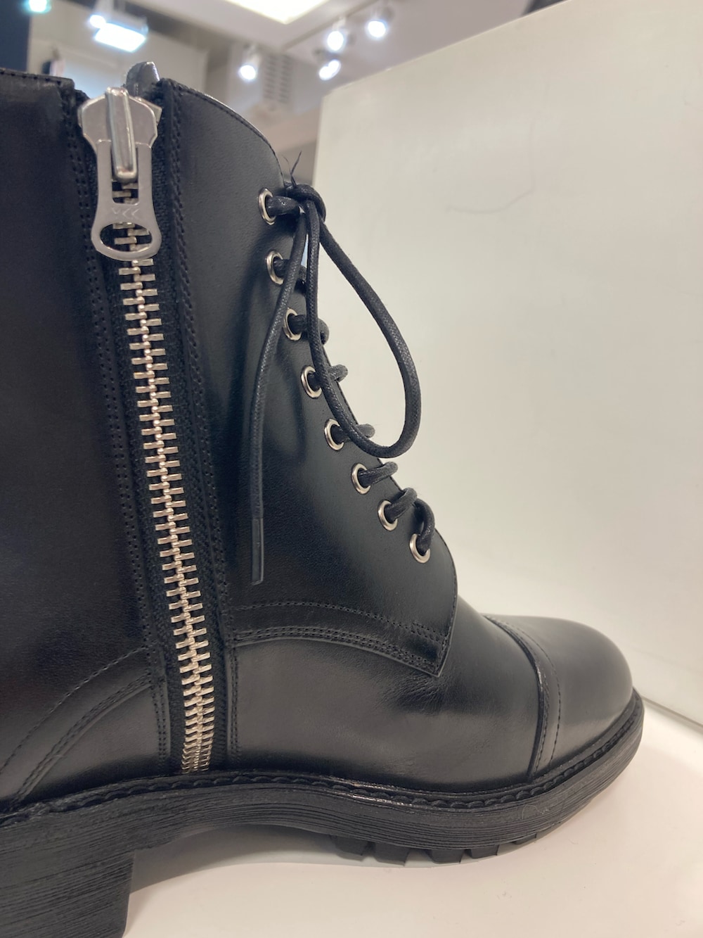 ブラック系のブーツ、ホワイト系のデニムパンツ、その他のニット/セーターを着用したメンズの秋コーディネートの3枚目の写真