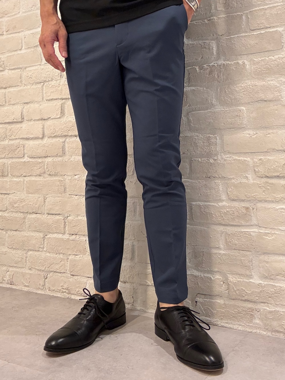 ブラック系のドレスシューズを着用したメンズの夏コーディネートの3枚目の写真