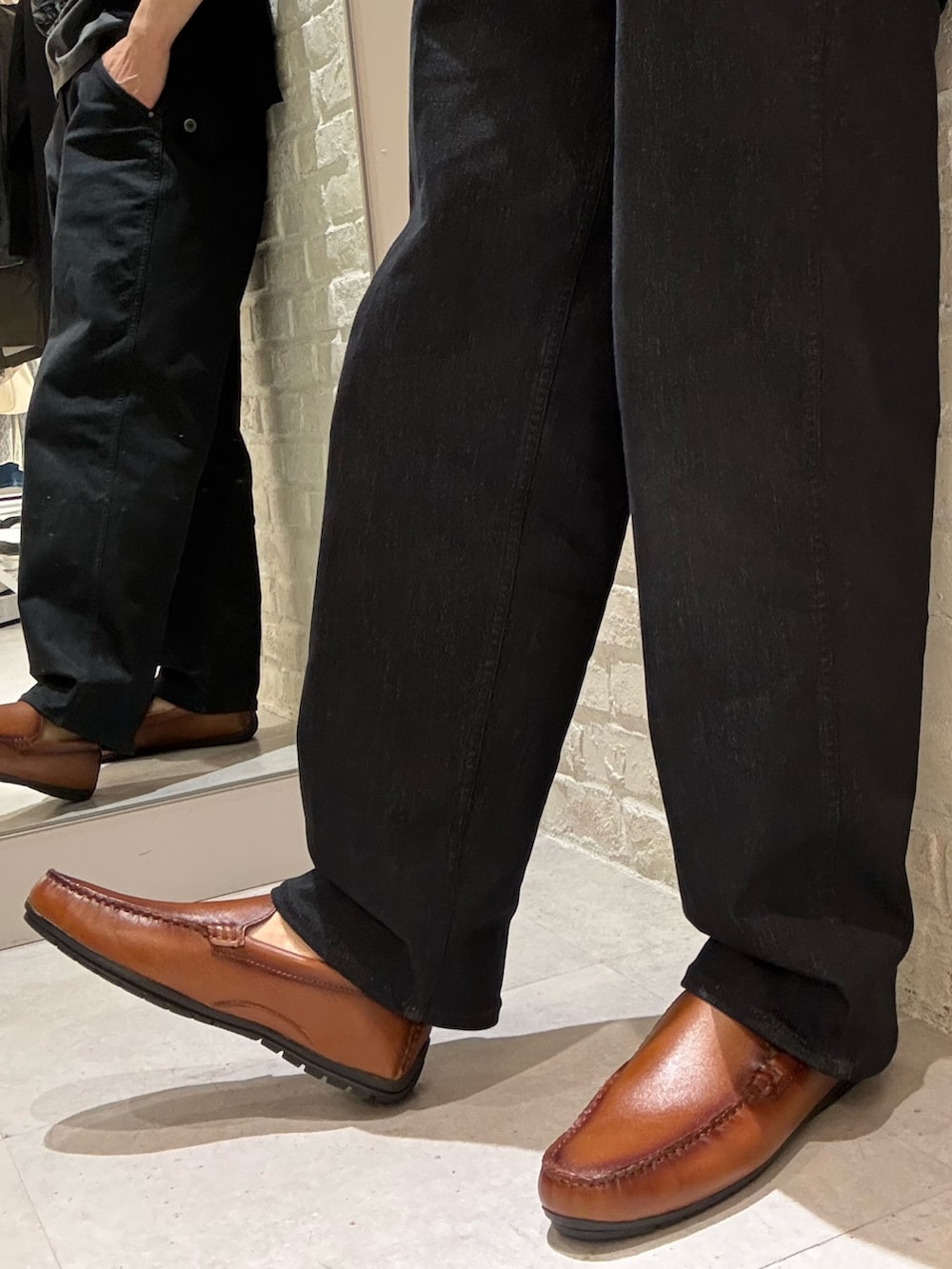 イエロー系のスリッポンを着用したメンズの春コーディネートの2枚目の写真