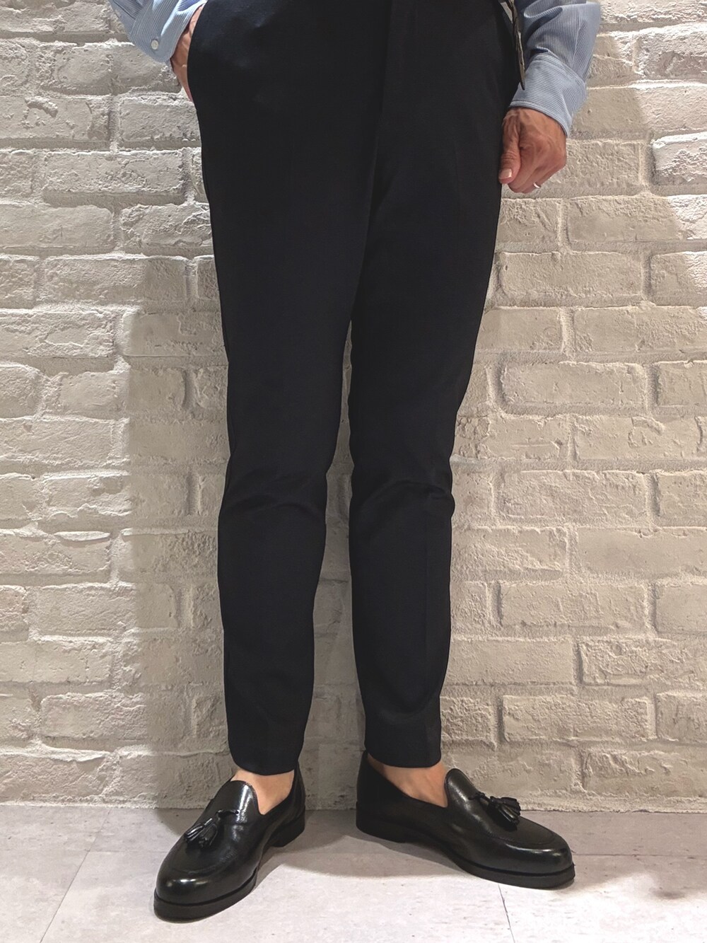 ブラック系のローファーを着用したメンズの秋コーディネートの2枚目の写真