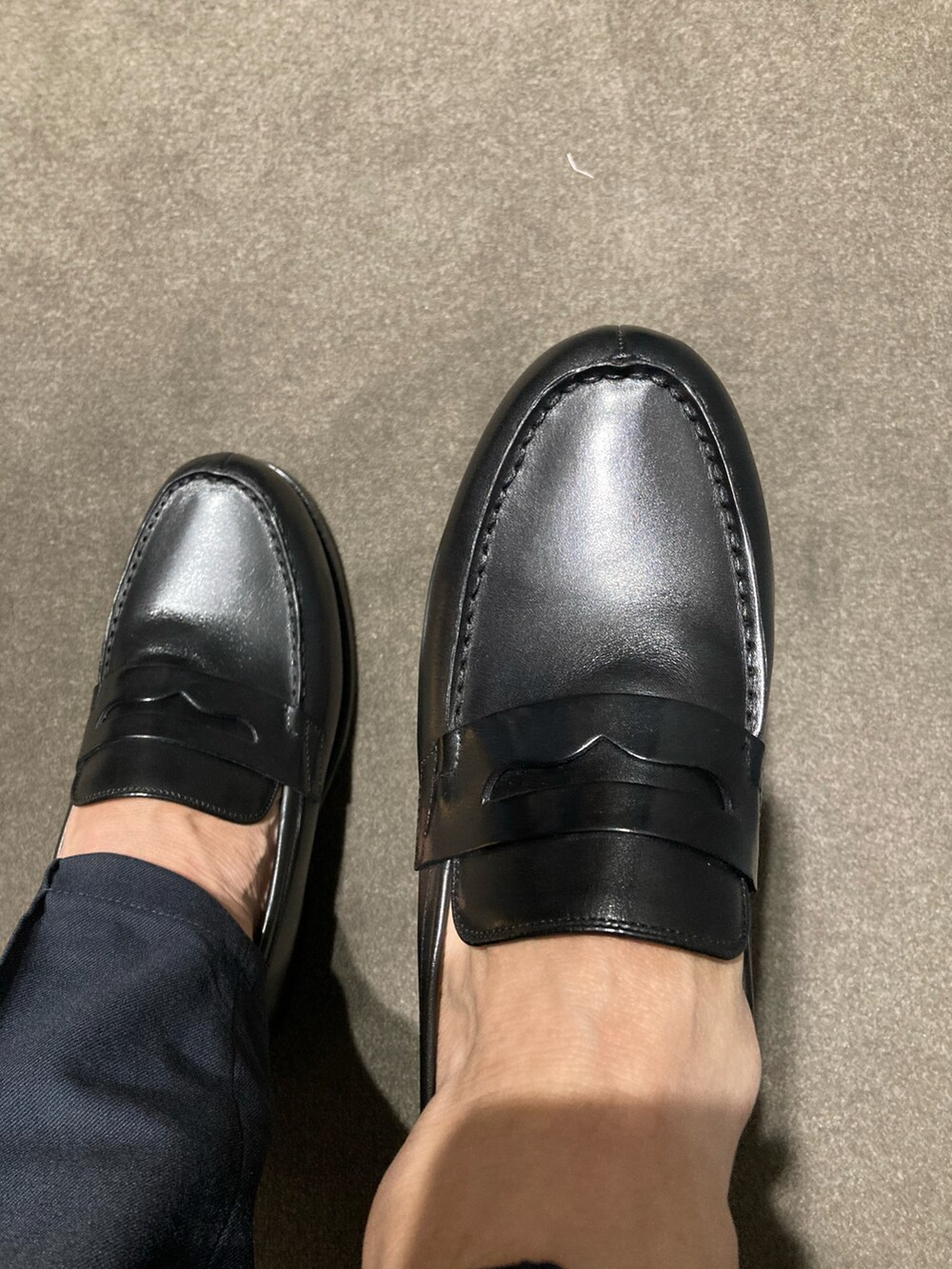 ホワイト系のシャツ/ブラウス、ブルー系のその他パンツ、ブラック系のトートバッグを着用したメンズの夏コーディネートの4枚目の写真