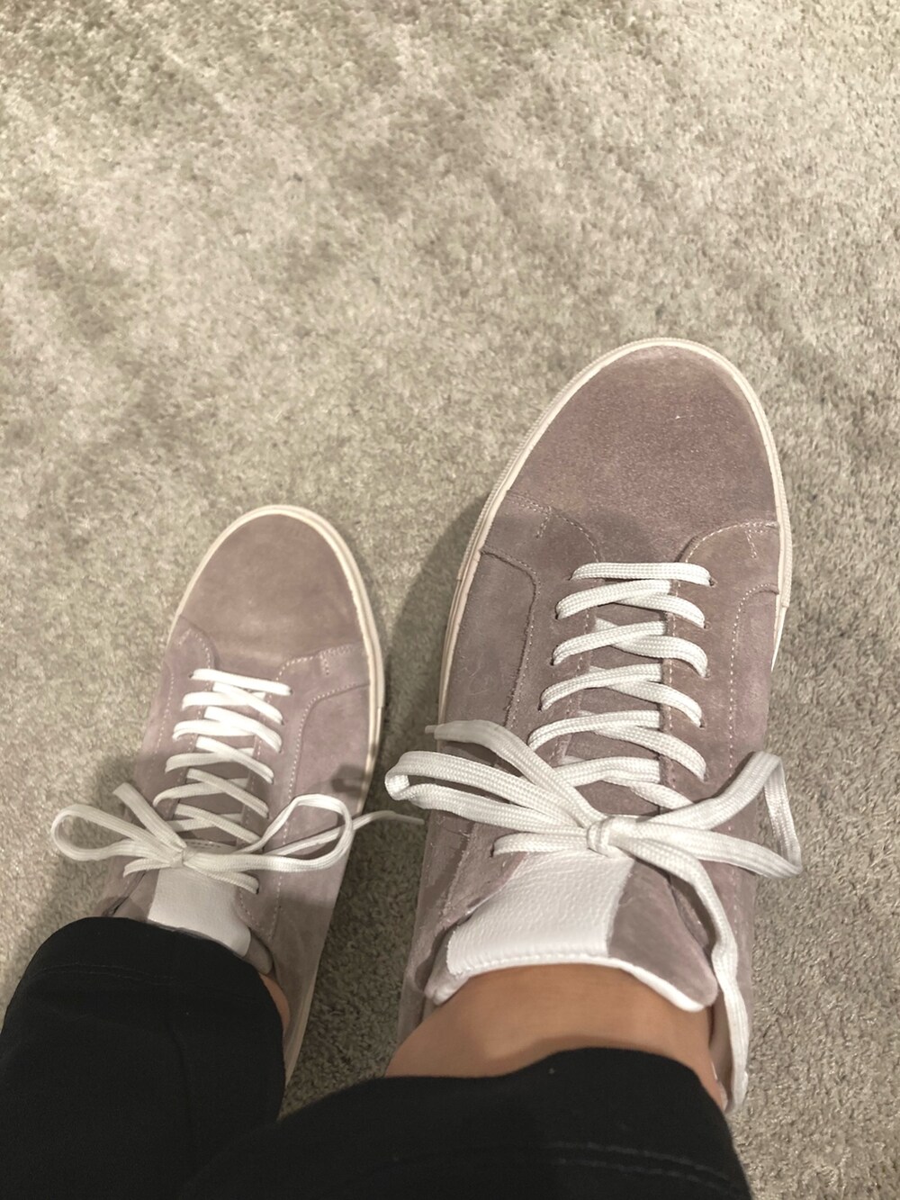 グレー系のスニーカーを着用したメンズの秋コーディネートの4枚目の写真