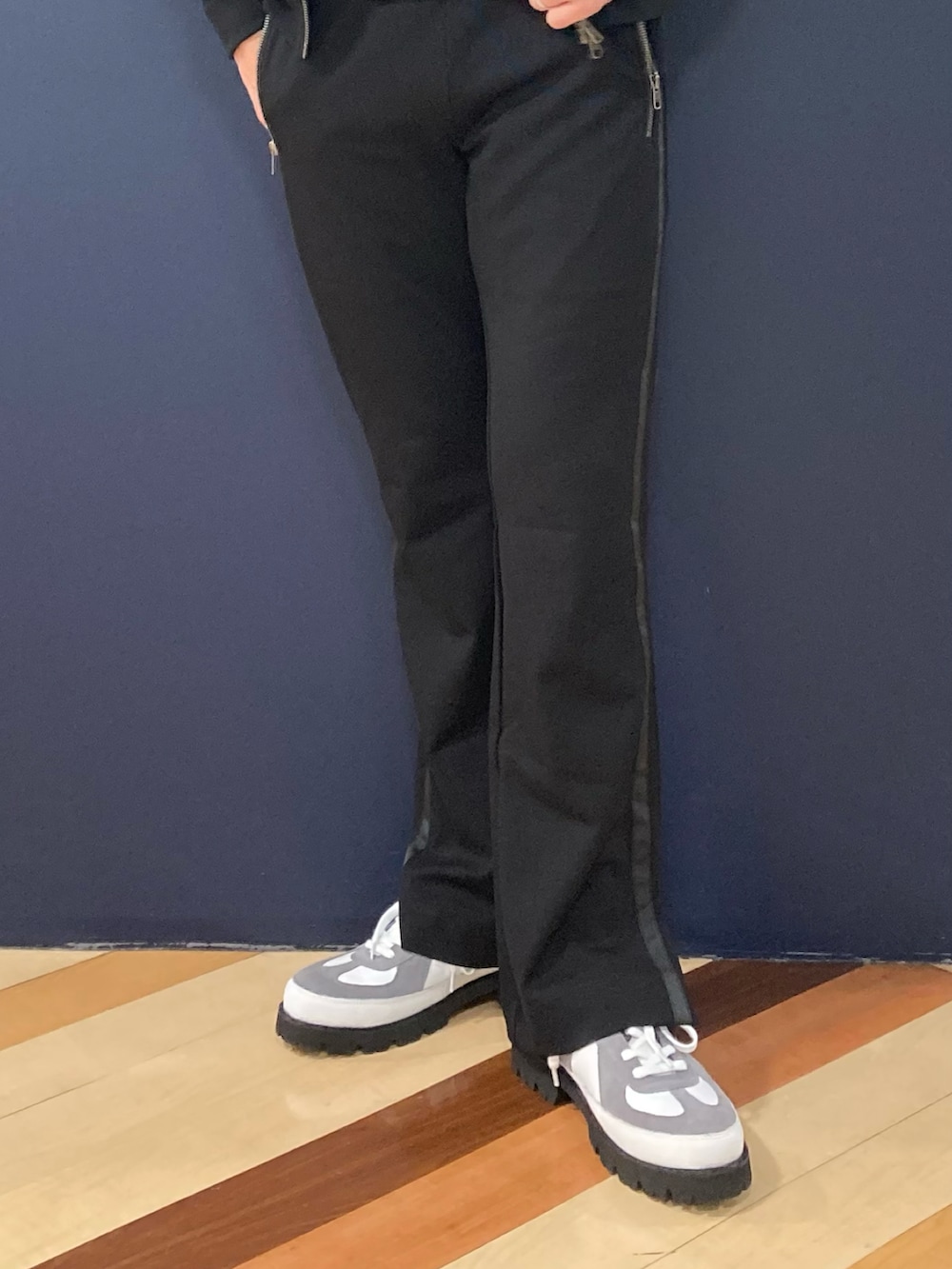 「スポーツミックス、フレアパンツ、ジャージ、ジャーマントレーナー、アルフレッド・バニスター(alfredoBANNISTER)、レザースニーカー、ポロシャツ」|「5351 POUR LES HOMMESの【セットアップ対応】アームライン トラックジャケット(ジャージ、ブラック系)」を使った、nobgさん(メンズ・171cm)の冬コーディネートの2枚目の写真