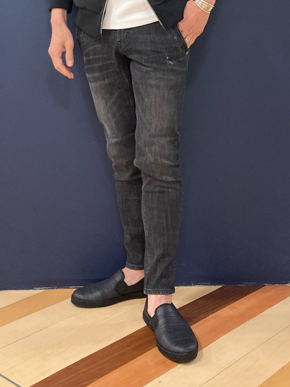 ブラック系のスリッポン、ブラック系のデニムパンツ、ブラック系のジャージを着用したメンズの春コーディネートの2枚目の写真