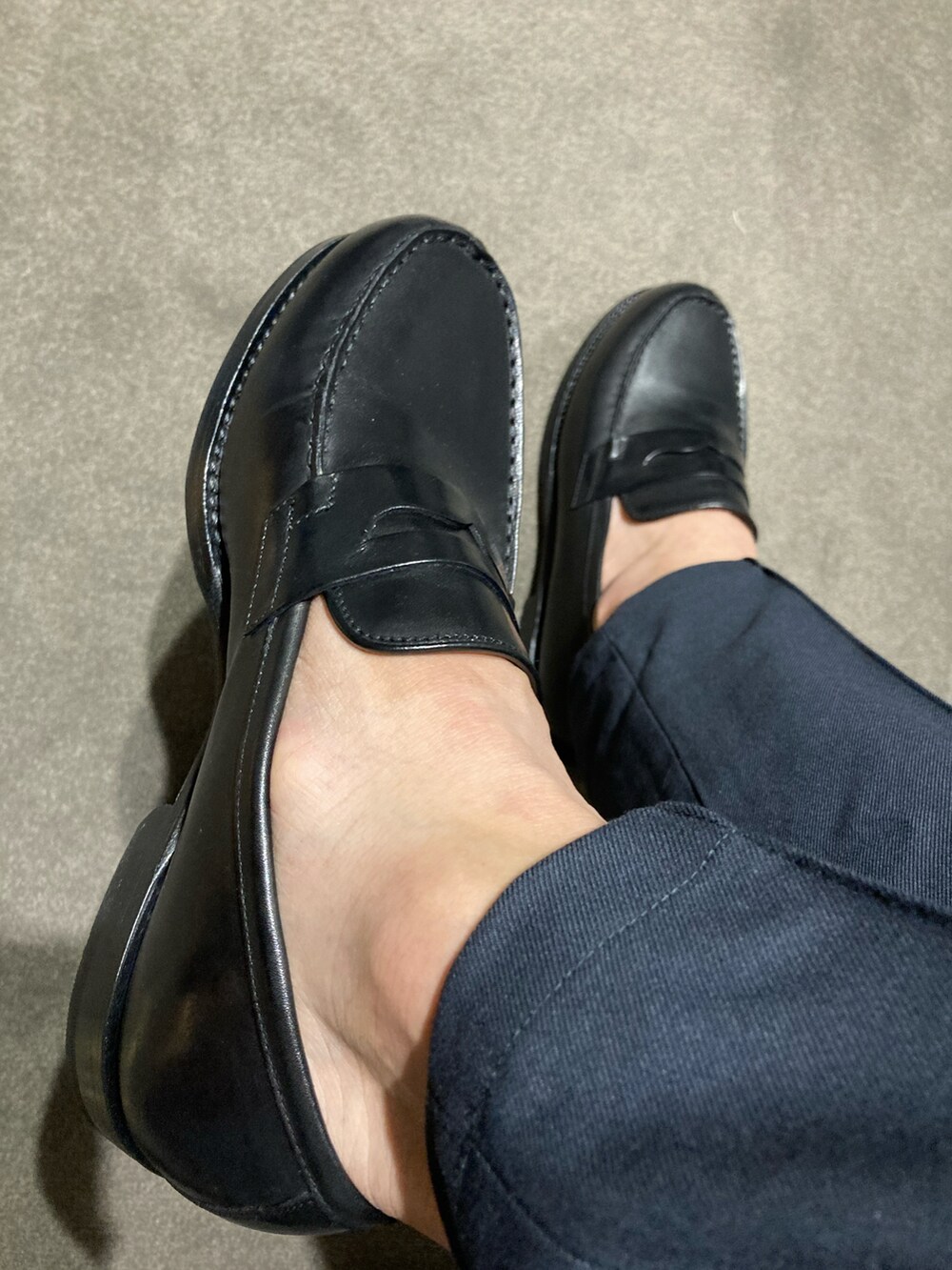 ホワイト系のシャツ/ブラウス、ブルー系のその他パンツ、ブラック系のトートバッグを着用したメンズの夏コーディネートの5枚目の写真