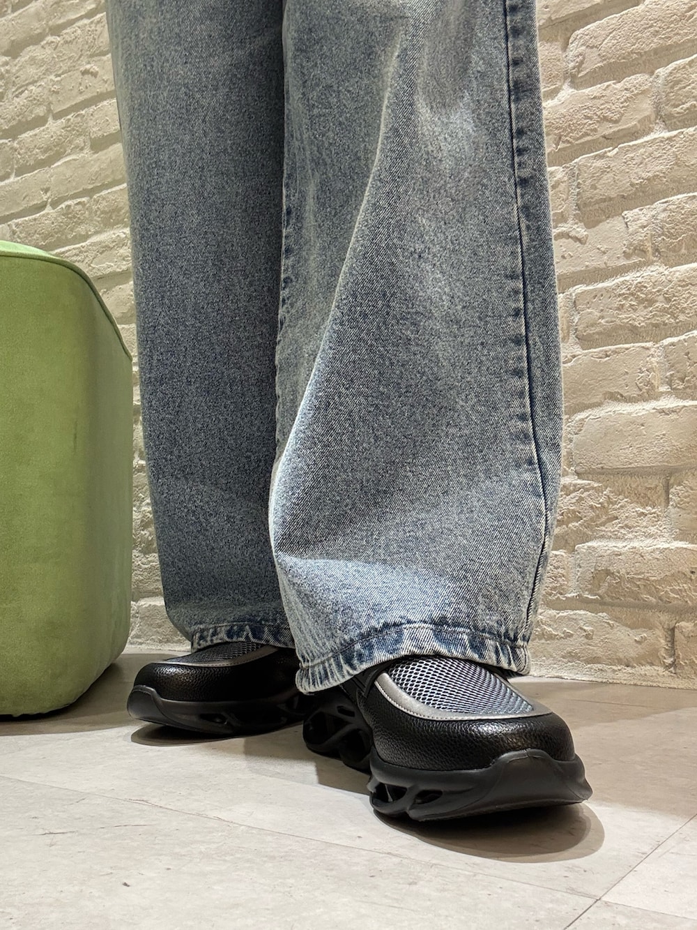 シルバー系のスニーカーを着用したメンズの春コーディネートの3枚目の写真