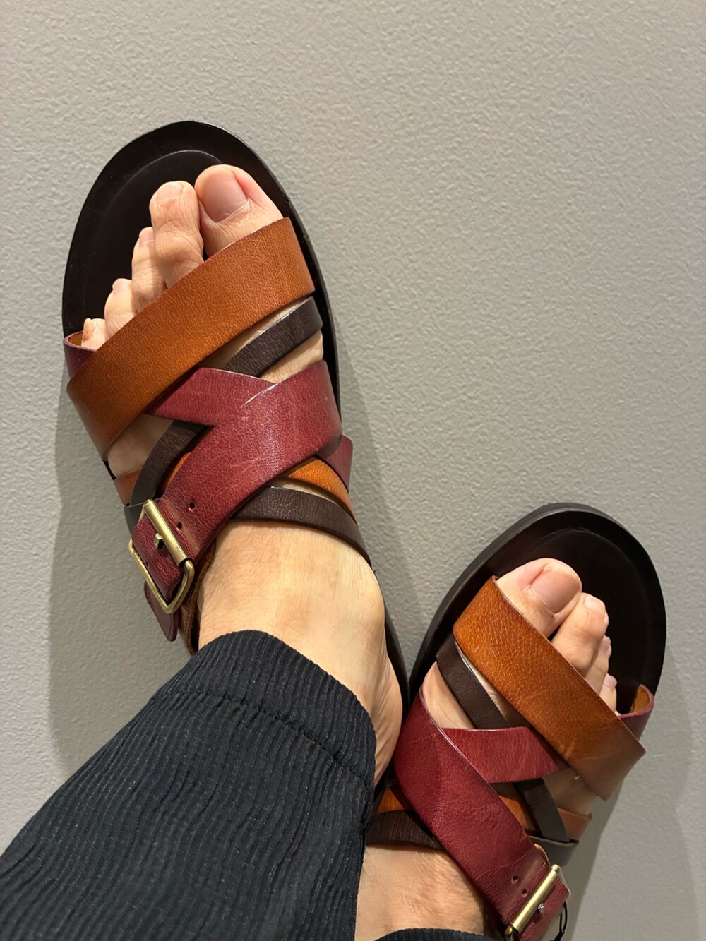 その他のサンダルを着用したメンズの夏コーディネートの3枚目の写真