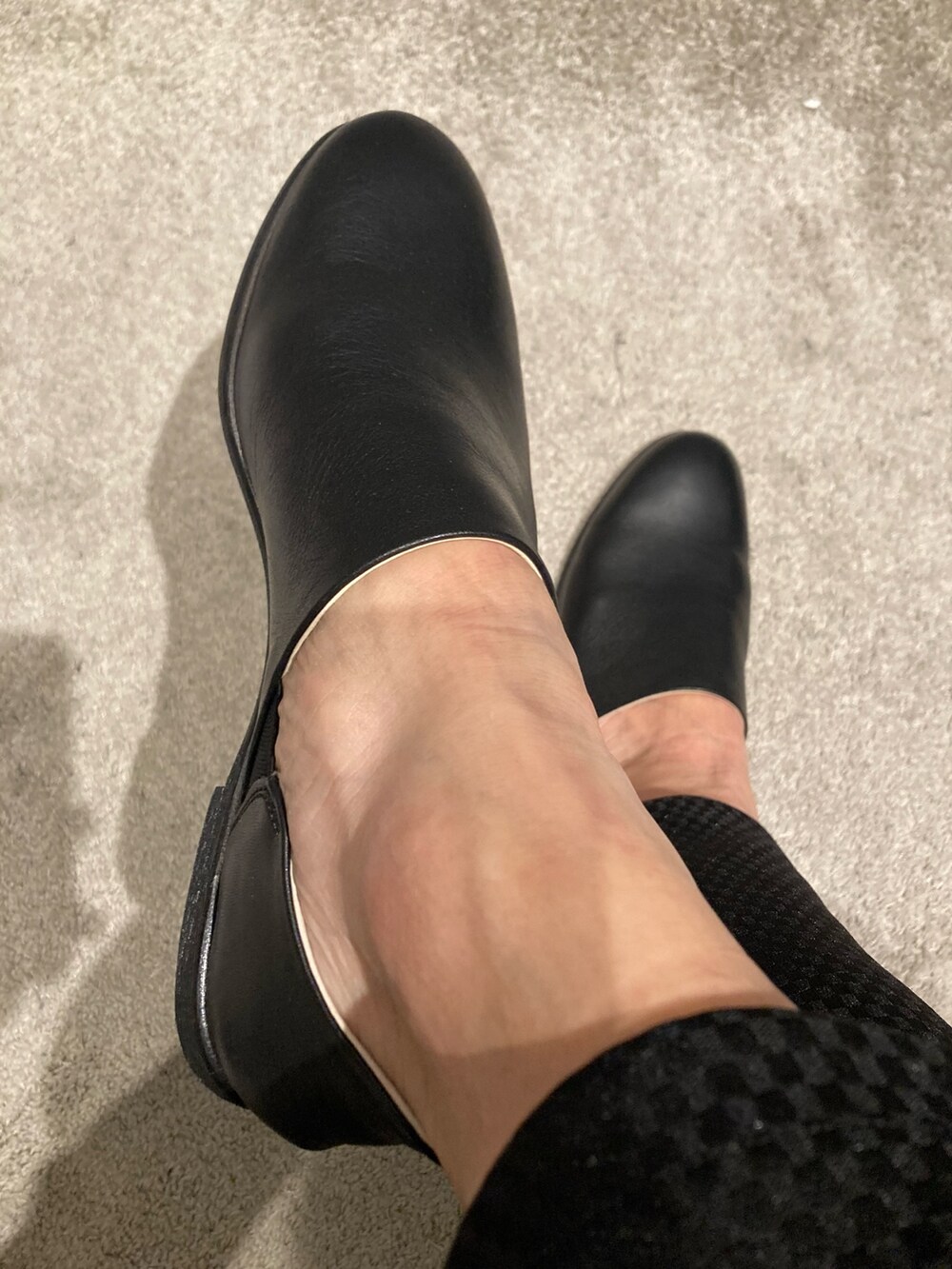 ブラック系のスリッポン、ブラック系のスリッポンを着用したメンズの冬コーディネートの5枚目の写真