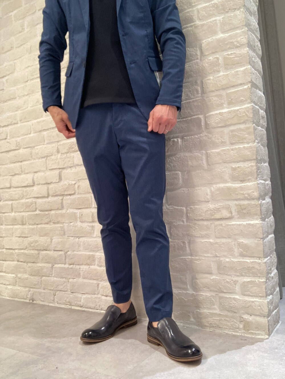 ブルー系のスリッポンを着用したメンズの春コーディネートの3枚目の写真