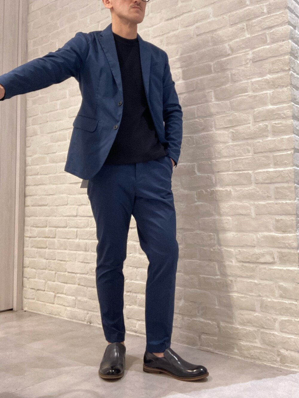 ブルー系のスリッポンを着用したメンズの春コーディネートの2枚目の写真