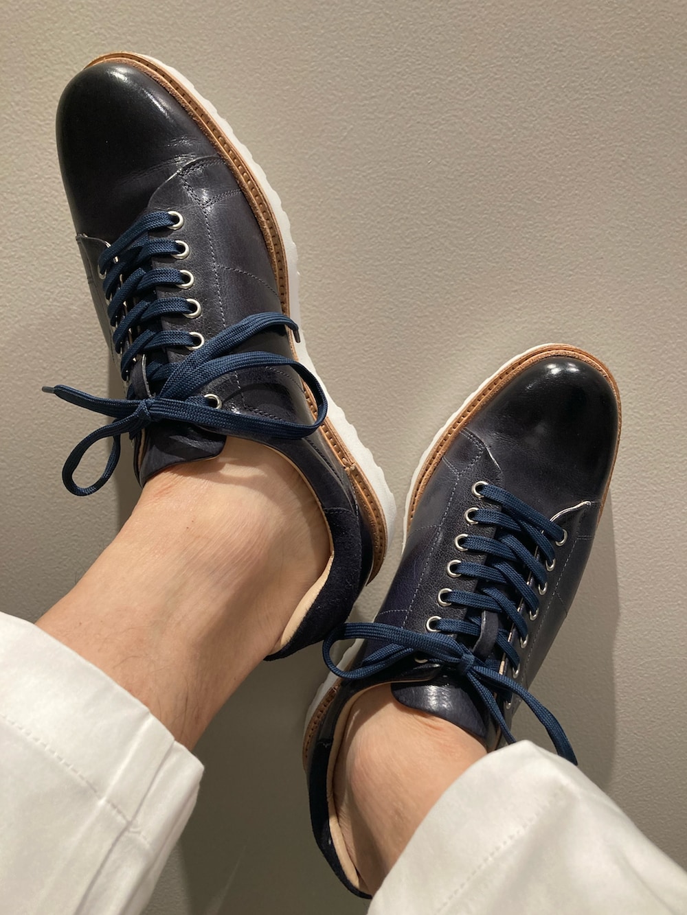 「ホワイトパンツ、ホワイトパンツコーデ、春コーデ、春服、スニーカー、スニーカーコーデ、レザースニーカー、革靴、アルフレッド･バニスター(alfredoBANNISTER)、オトナカジュアル、大人カジュアル、大人コーデ」｜「alfredoBANNISTERの【一部店舗＋WEB限定】レザー ウェルト 厚底ソール レースアップ スニーカー（スニーカー、ブルー系）」を使った、nobgさん（メンズ・171cm）の春コーディネートの4枚目の写真