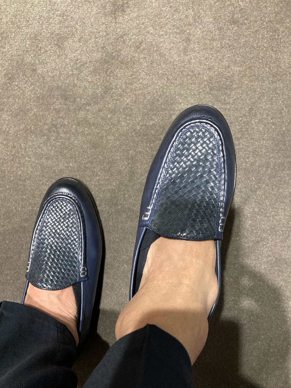 ブルー系のスリッポン、ブルー系のトートバッグ、ホワイト系のテーラードジャケットを着用したメンズの春コーディネートの4枚目の写真