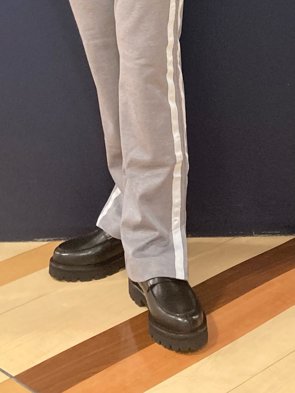 「ジャージコーデ、ジャージ、ジャージーパンツ、カジュアルコーデ、古着風、柄シャツ、ローファー、アルフレッド・バニスター(alfredoBANNISTER)、セットアップスタイル」|「5351 POUR LES HOMMESのフラワープリント 長袖シャツ(シャツ/ブラウス、ブラック系)」を使った、nobgさん(メンズ・171cm)の冬コーディネートの2枚目の写真