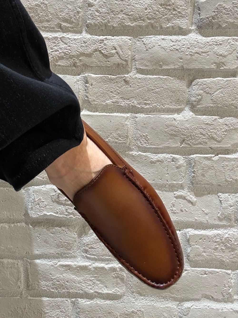 イエロー系のスリッポンを着用したメンズの春コーディネートの4枚目の写真