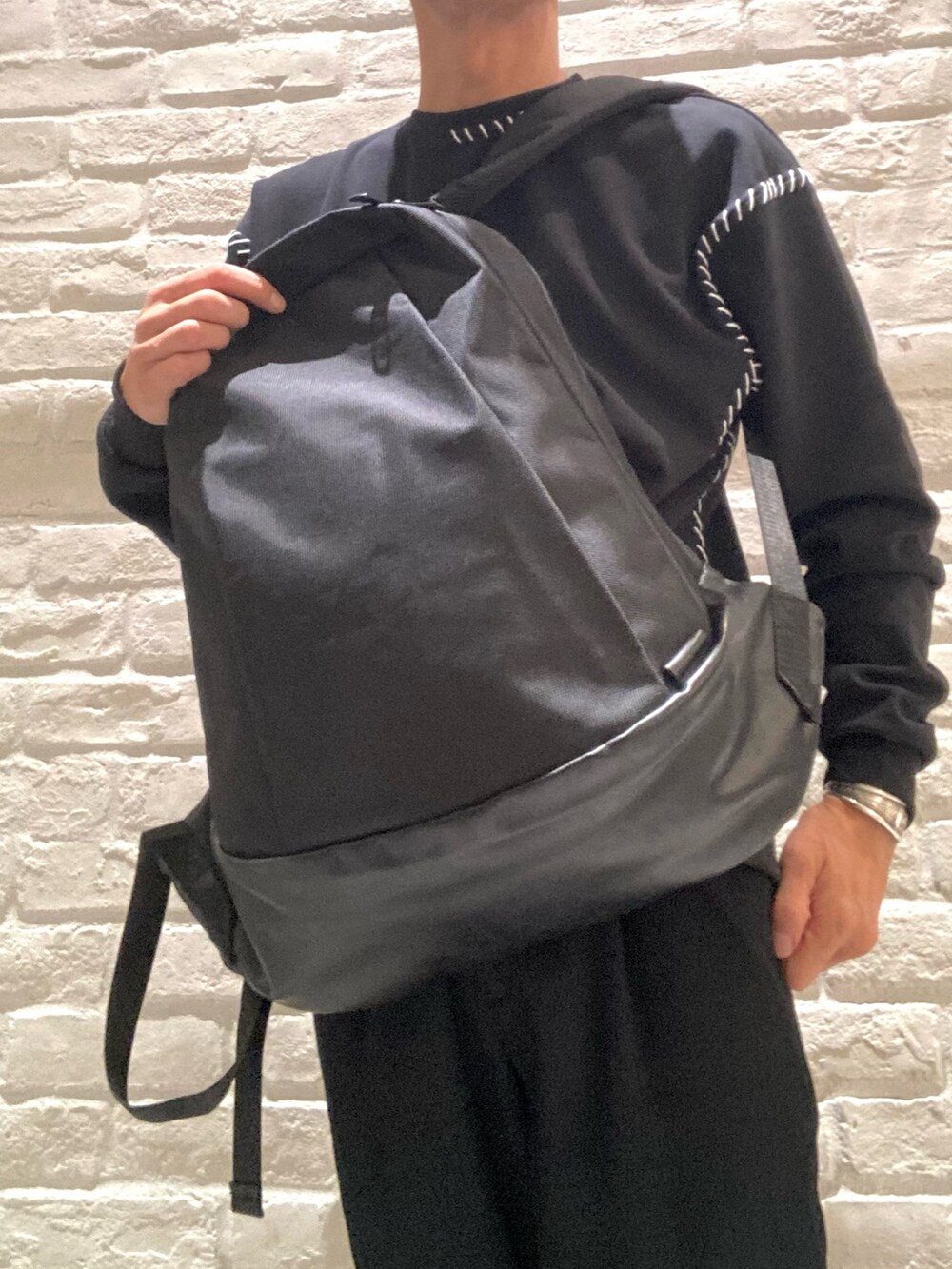 ブラック系のバックパック/リュック、グレー系のブーツを着用したメンズの秋コーディネートの5枚目の写真