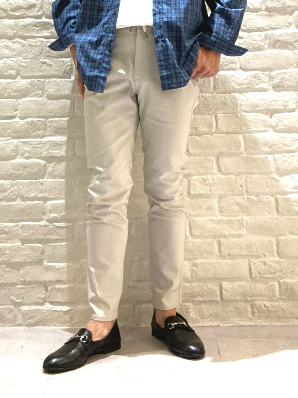 ブラック系のローファー、ブラック系のローファー、グリーン系のシャツ/ブラウスを着用したメンズの秋コーディネートの2枚目の写真