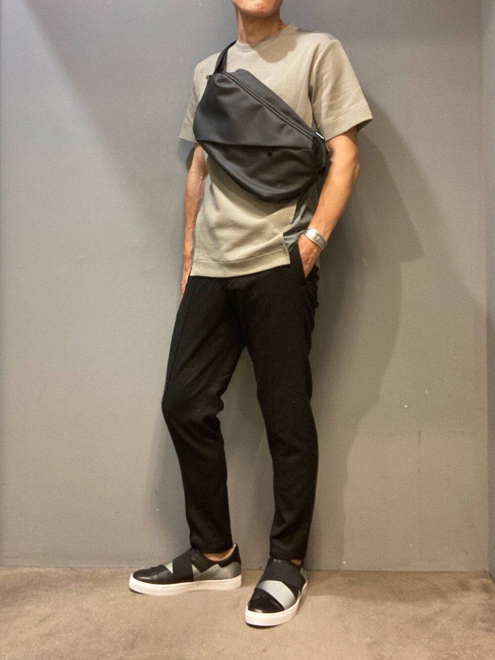 ブラック系のシャツ/ブラウス、グレー系のTシャツ/カットソー、ブラック系のその他パンツを着用したメンズの夏コーディネートの2枚目の写真