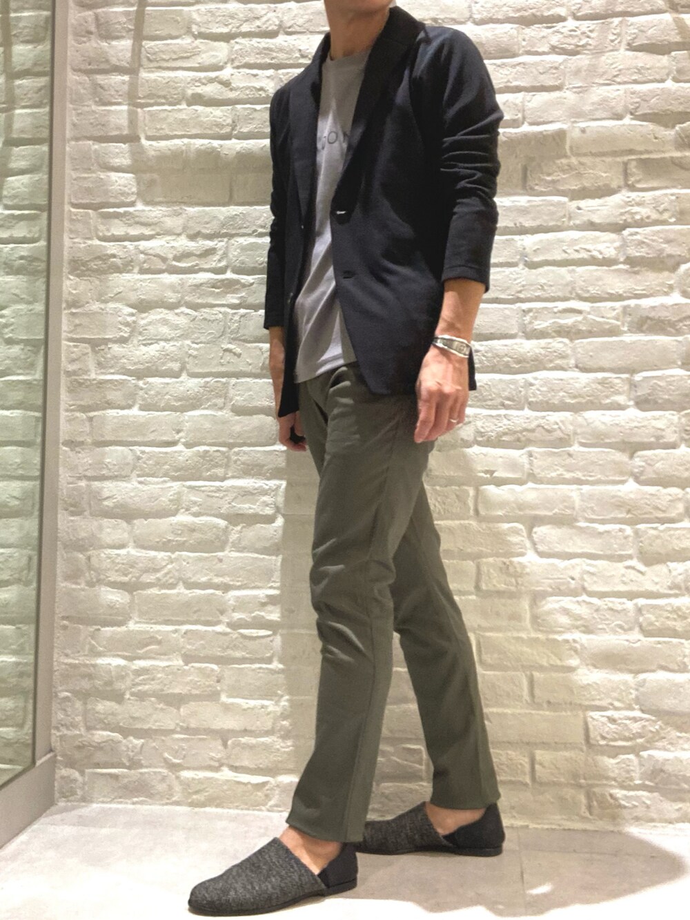 「スリッポン、レザースリッポン、オトナカジュアル、大人カジュアル、ショールカラー、メンズコーデ、アルフレッド・バニスター(alfredoBANNISTER)」|「alfredoBANNISTERのサイドゴアスリッポン(スリッポン、ブラック系)」を使った、nobgさん(メンズ・171cm)の秋コーディネートの3枚目の写真