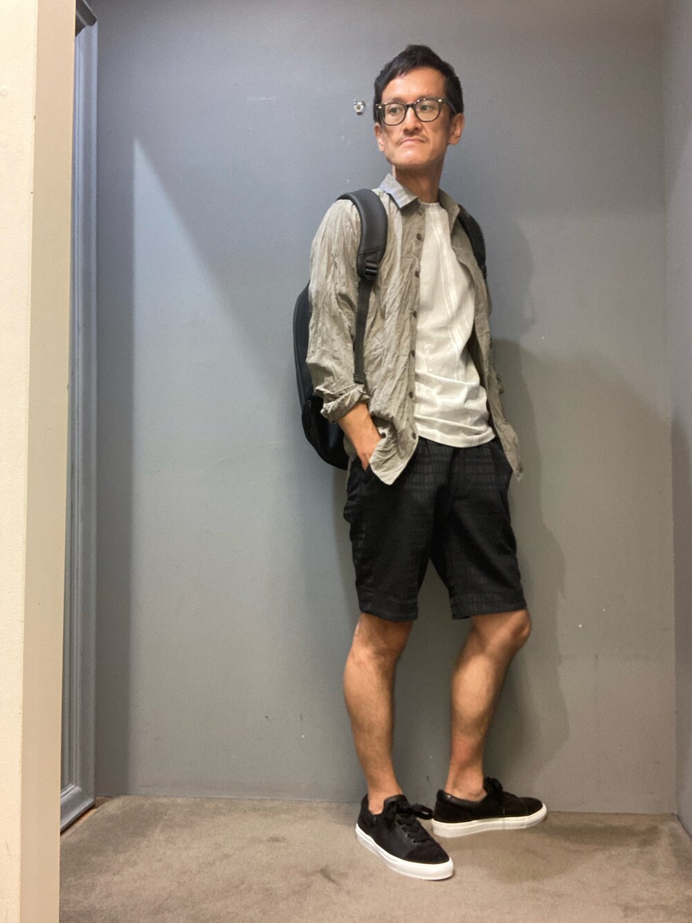 ブラック系のバックパック/リュック、ブラック系のスニーカー、ブラック系のその他パンツを着用したメンズの夏コーディネートの3枚目の写真