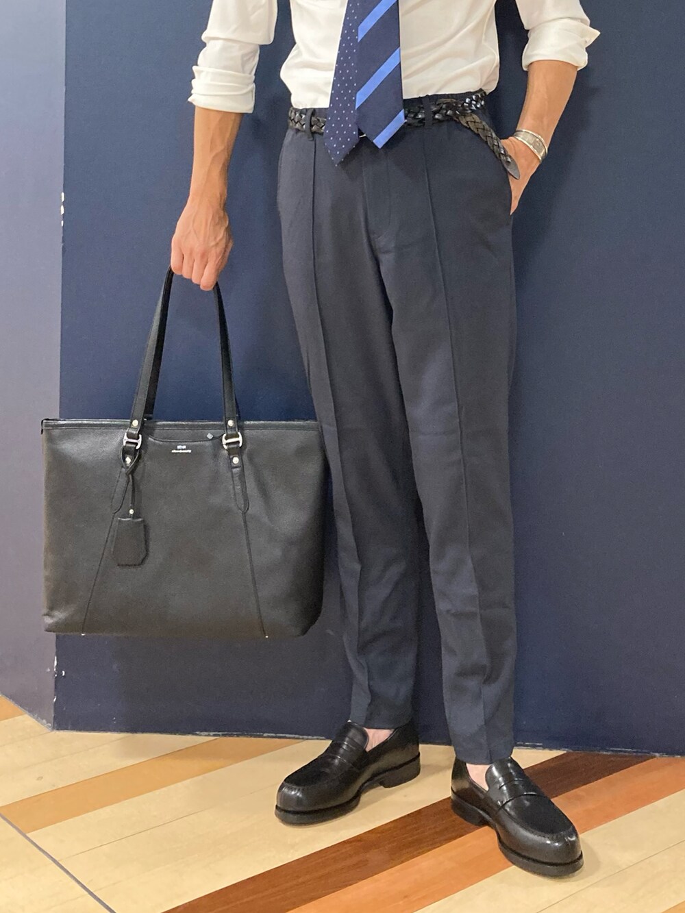 ホワイト系のシャツ/ブラウス、ブルー系のその他パンツ、ブラック系のトートバッグを着用したメンズの夏コーディネートの2枚目の写真