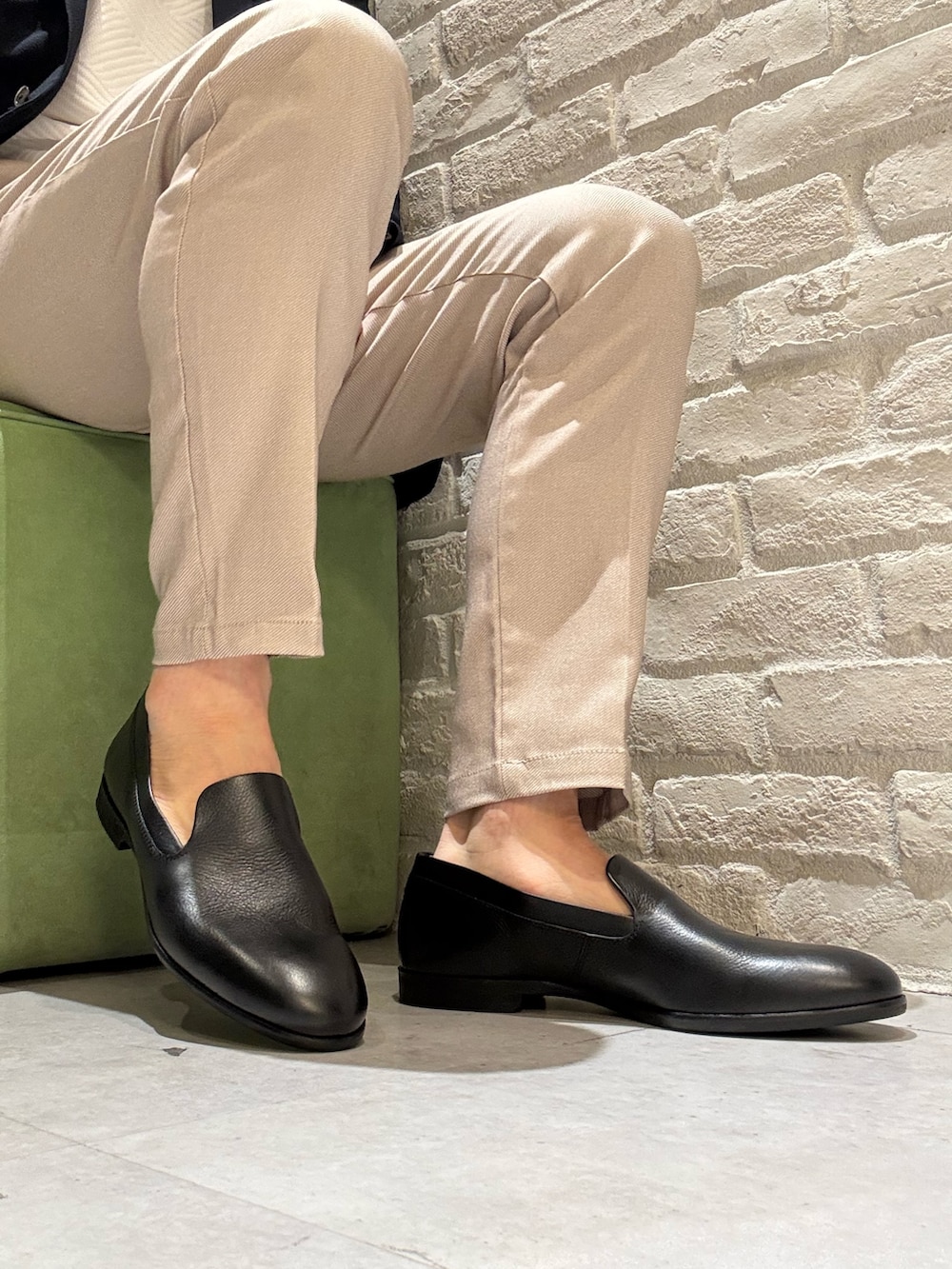 ブラック系のスリッポンを着用したメンズの春コーディネートの2枚目の写真