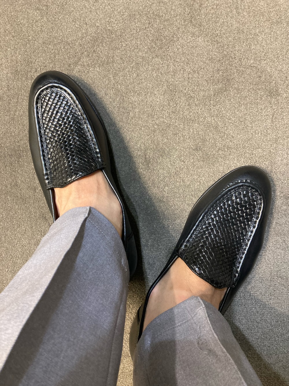 ブラック系のシャツ/ブラウス、グレー系のその他パンツ、ブラック系のバックパック/リュックを着用したメンズの夏コーディネートの4枚目の写真