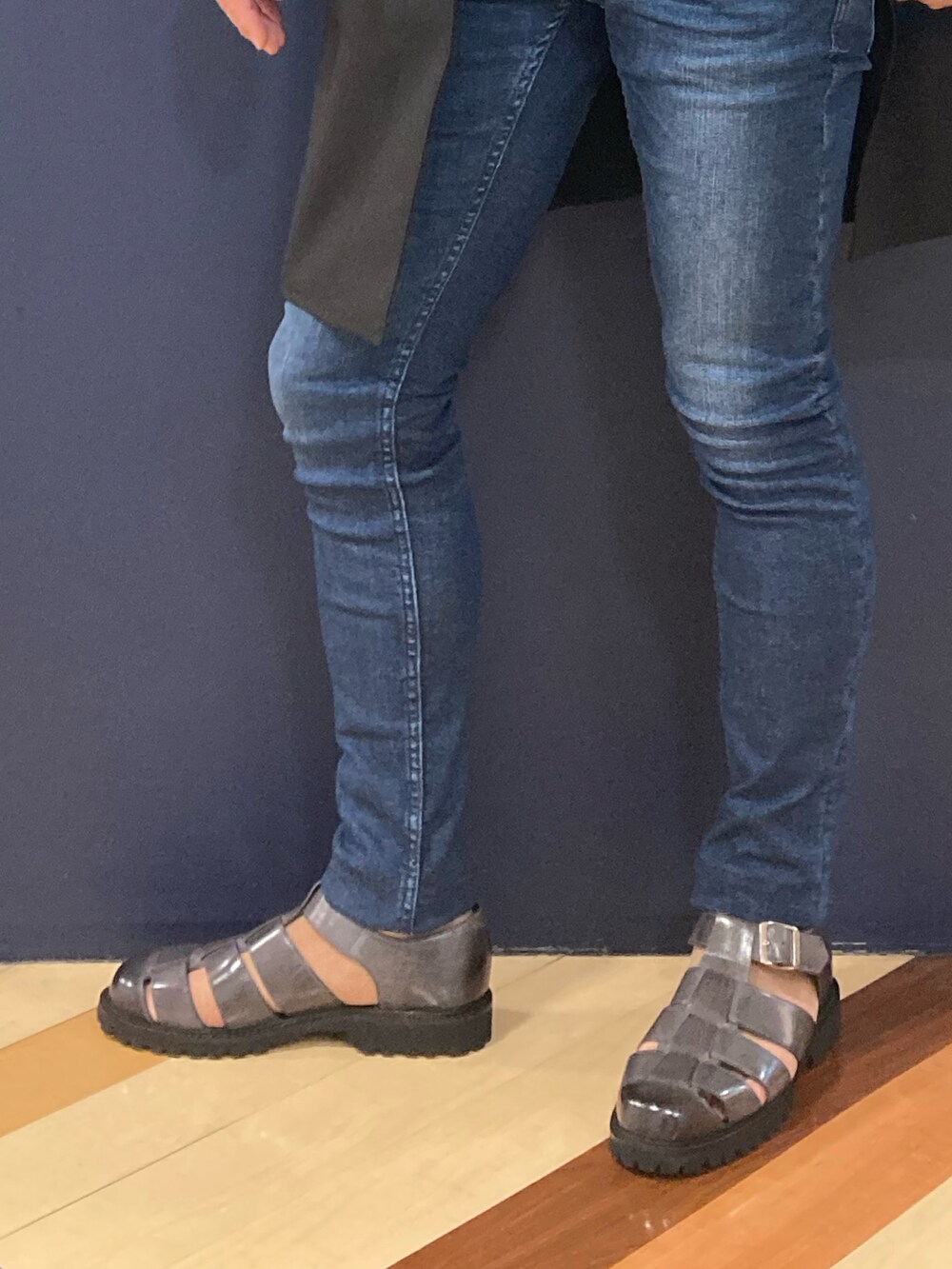 グレー系のサンダル、ブルー系のデニムパンツ、ブラック系のシャツ/ブラウスを着用したメンズの夏コーディネートの2枚目の写真