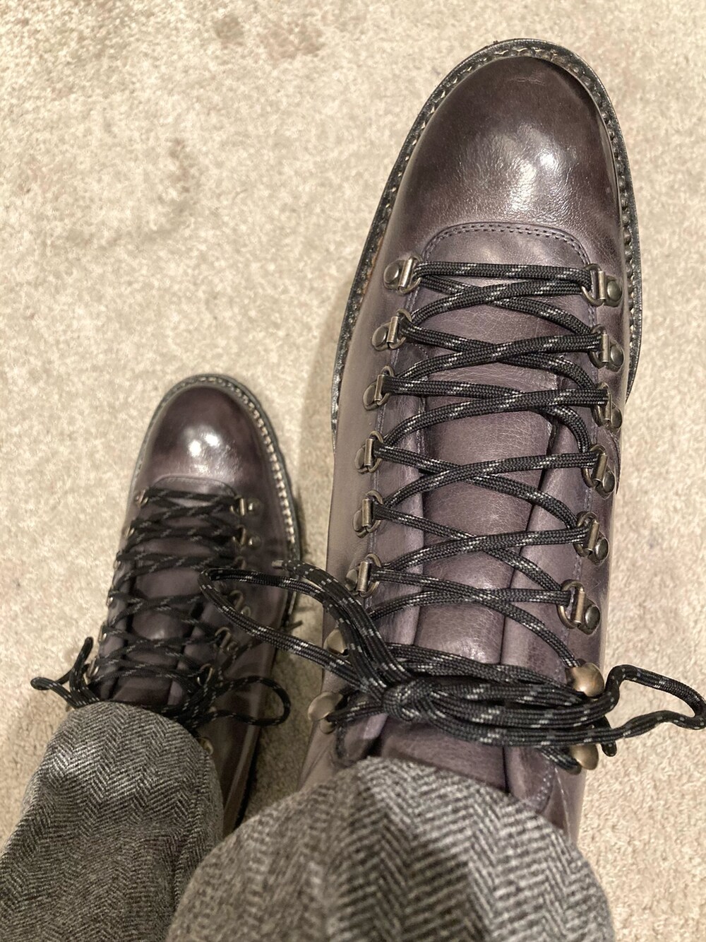 グレー系のブーツを着用したメンズの秋コーディネートの4枚目の写真