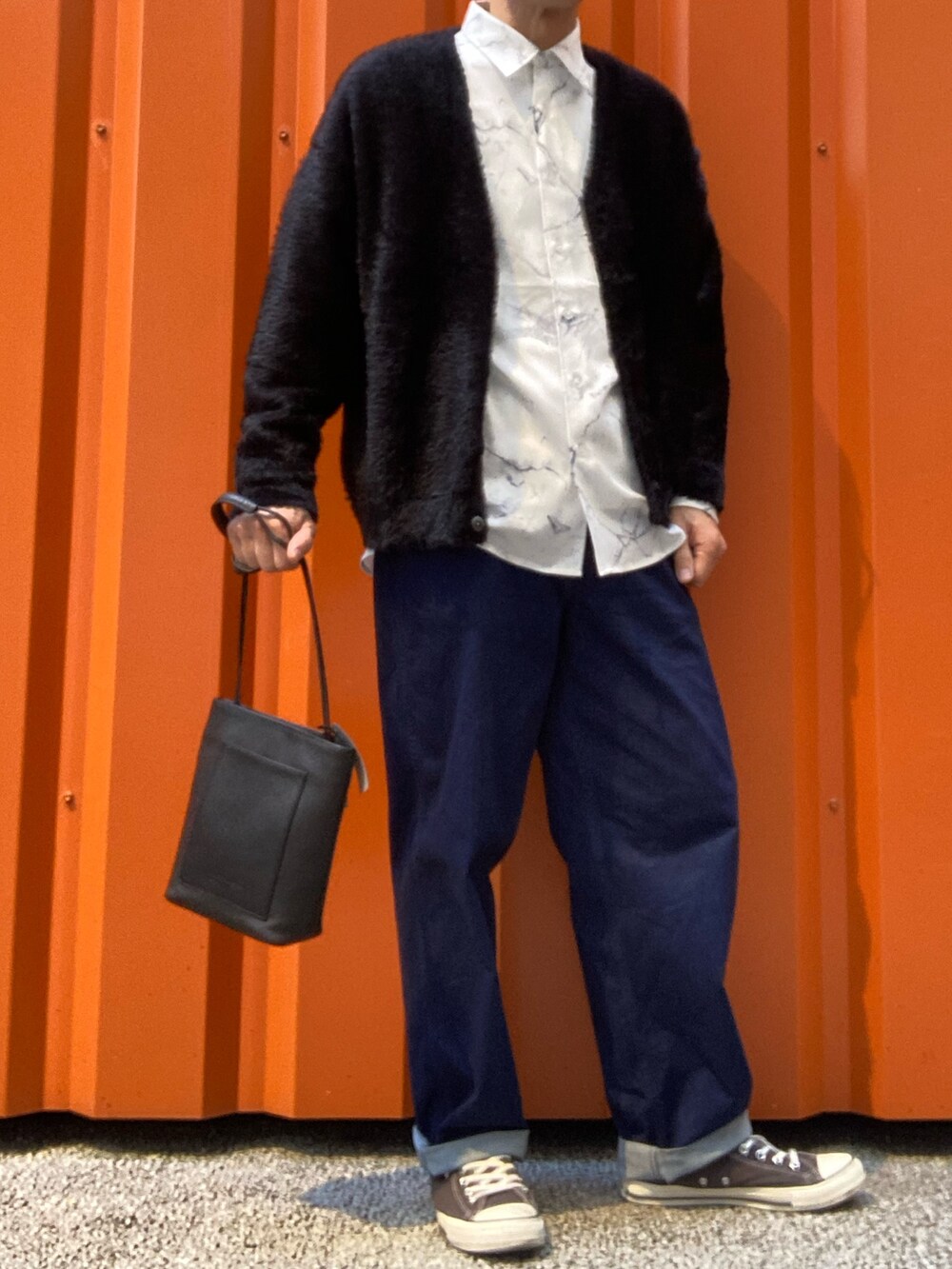 ブラック系のボディバッグ/ウエストポーチを着用したメンズの冬コーディネートの4枚目の写真