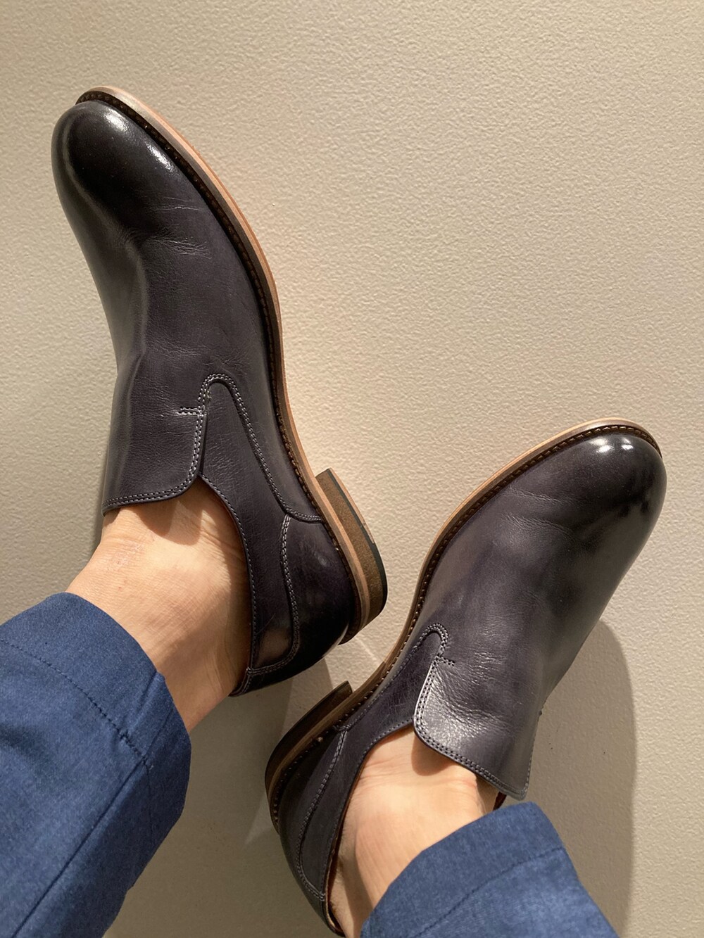 ブルー系のスリッポンを着用したメンズの春コーディネートの6枚目の写真