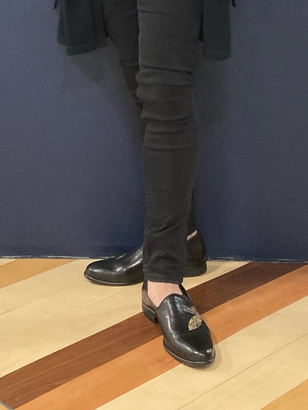 その他のローファー、ブラック系のデニムパンツ、ブラウン系のライダースジャケットを着用したメンズの春コーディネートの2枚目の写真