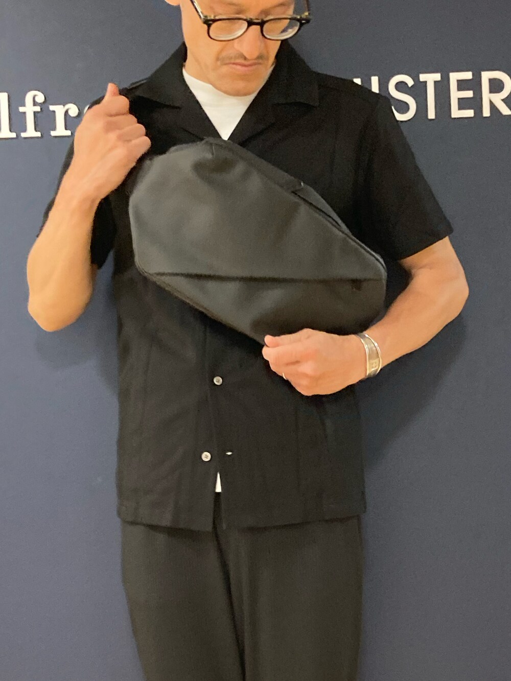 ブラック系のボディバッグ/ウエストポーチ、ブラック系のシャツ/ブラウス、ブラック系のその他パンツを着用したメンズの春コーディネートの2枚目の写真