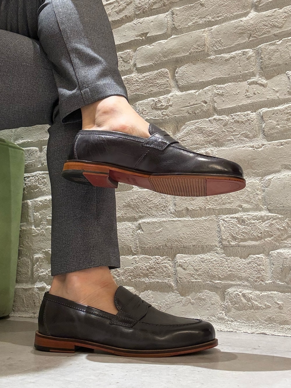 ブルー系のローファーを着用したメンズの冬コーディネートの4枚目の写真